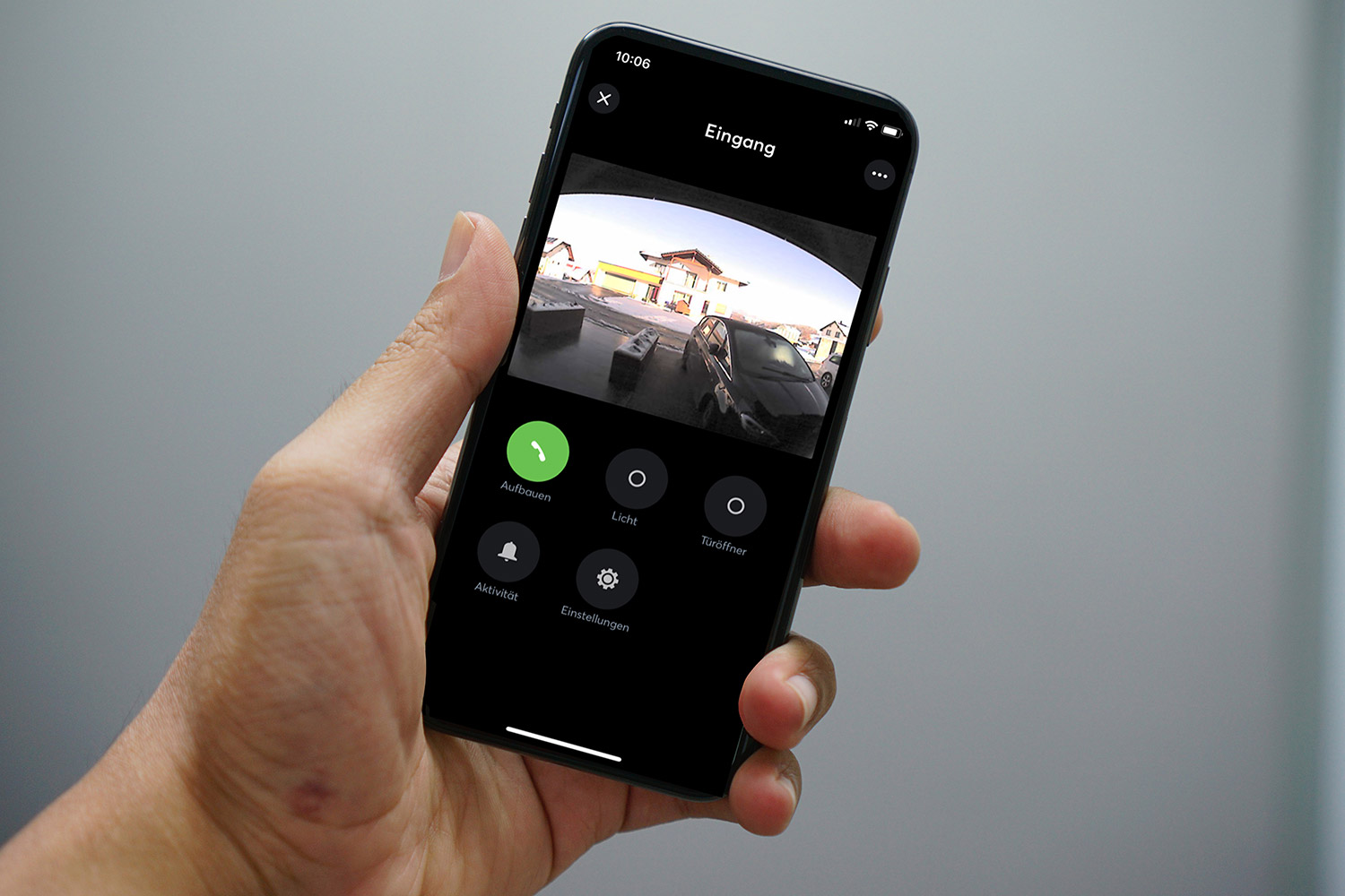 Handy informiert über Besuch beim Loxone Smart Home